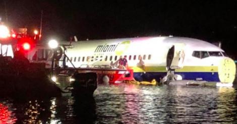 Accident aviatic. Un avion de pasageri a ieșit de pe pista aeroportului și a ajuns în râu. Zeci de persoane rănite!