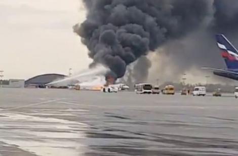 Video. Un avion a luat foc în aeroport. Aeronava este înconjurată de un nor negru de fum. A aterizat forțat