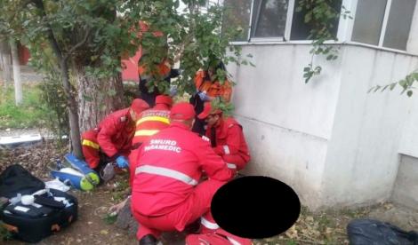 Un tânăr s-a aruncat de la etajul 10 în Pitești, iar mama sa a descoperit trupul fără viață pe o mașină din fața blocului