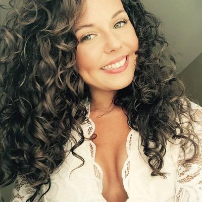 Este o bombă sexy și concurează cu... Leonardo da Vinci! Desenează cu ambele m&acirc;ini, simultan, și impresionează o lume &icirc;ntreagă! Video