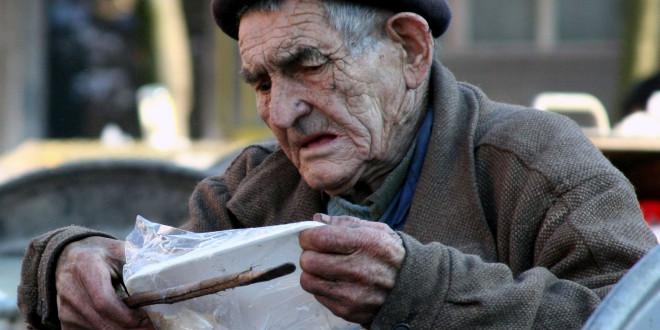 Un bătr&acirc;n a fost jefuit și lăsat fără aparatura medicală și medicamentele care &icirc;l țineau &icirc;n viață