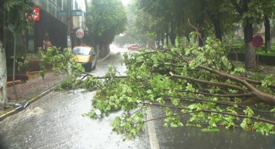 Vijelia se apropie de Capitală. Cod portocaliu de furtuni &icirc;n alte patru județe din țară. Ilfov, pe lista ANM