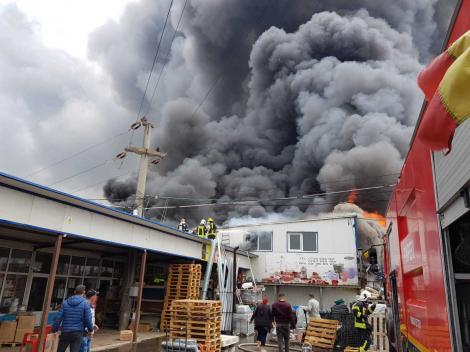 Trei persoane, transportate la spital, în urma incendiului din Afumați! Locuitorii din zonă, rugați să stea în case!
