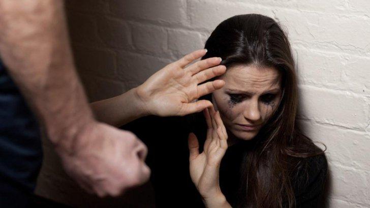 Mama a două fetițe, bătută crunt de iubitul agresiv și amenințată cu moartea! Totul s-a petrecut sub ochii copilelor