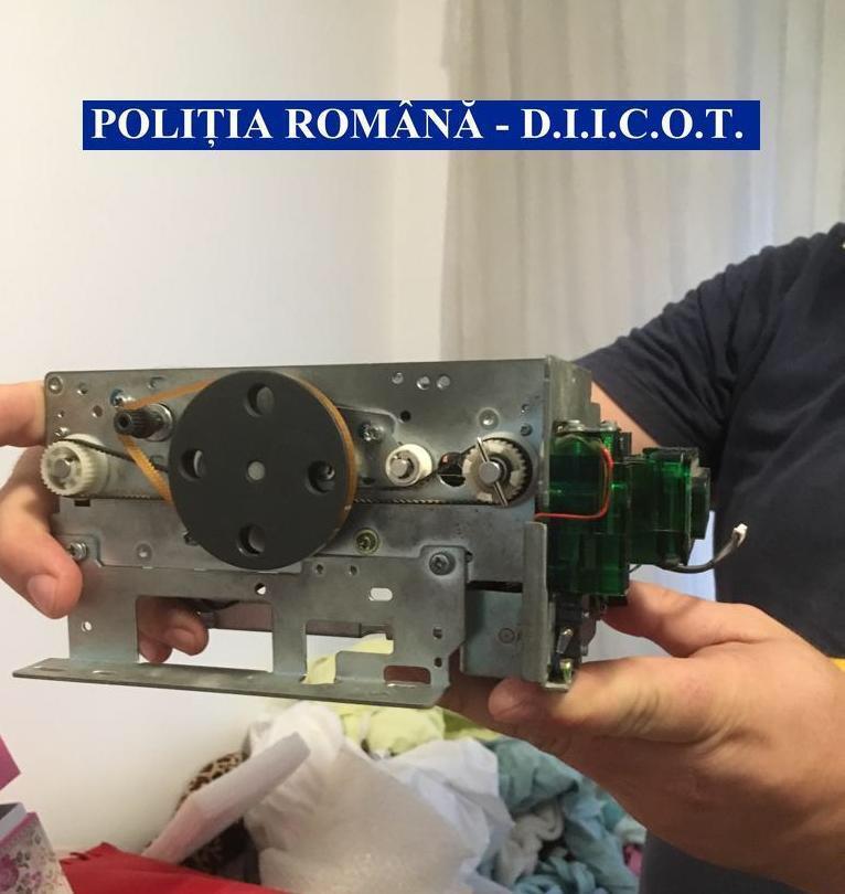 Percheziţii &icirc;n cinci judeţe şi &icirc;n Bucureşti. 24 de persoane sunt suspectate că ar fi clonat carduri bancare şi de carburant