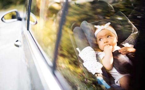 Scaun auto copii: 9 greseli periculoase si 4 trucuri pentru un copil cooperant