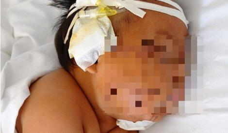 Mamă inumană! O femeie și-a înjunghiat de 90 de ori băiețelul pentru că a mușcat-o de sân în timp ce alăpta