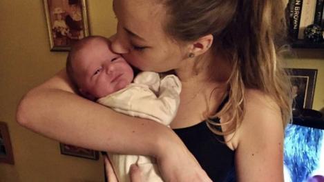O femeie a aflat de sarcina sa în momentul în care a născut!  Mama a suportat durerile nașterii și i-a dat viață copilului său în baie