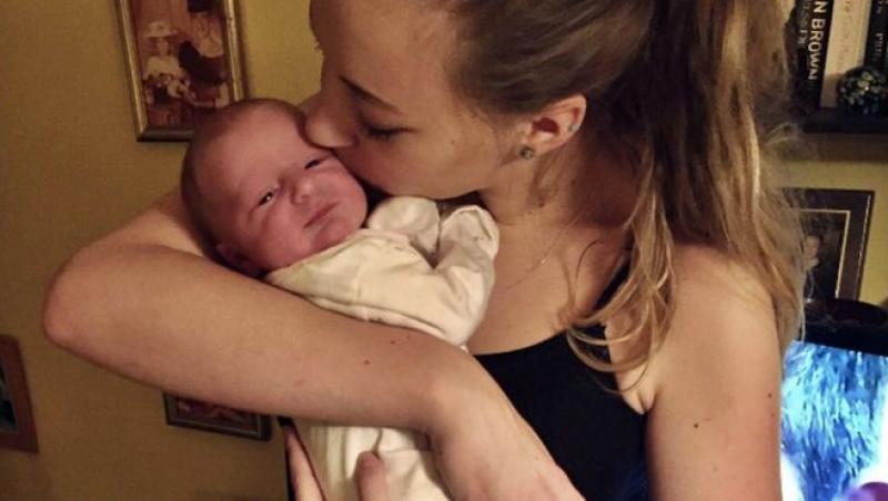 O femeie a aflat de sarcina sa în momentul în care a născut!  Mama a suportat durerile nașterii și i-a dat viață copilului său în baie
