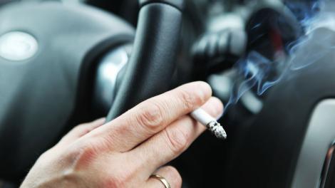 Ultima oră! Guvernul vrea să interzică fumatul în mașină. Cine sunt persoanele vizate