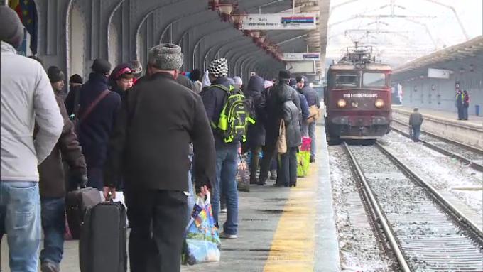 Două trenuri de călători sunt blocate &icirc;n Gorj, de mai bine de o oră! Cum explică autoritățile situația