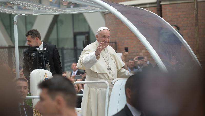 A doua zi a vizitei Papei în România: Suveranul Pontif aduce la Șumuleu Ciuc un trandafir din aur. Sute de mii de oameni prezenți