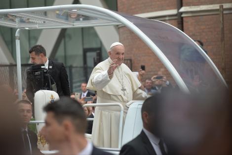 A doua zi a vizitei Papei în România: Suveranul Pontif aduce la Șumuleu Ciuc un trandafir din aur. Sute de mii de oameni prezenți