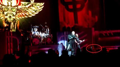 Video. Solistul trupei Judas Priest a lovit cu piciorul telefonul mobil al unui fan care filma la concert