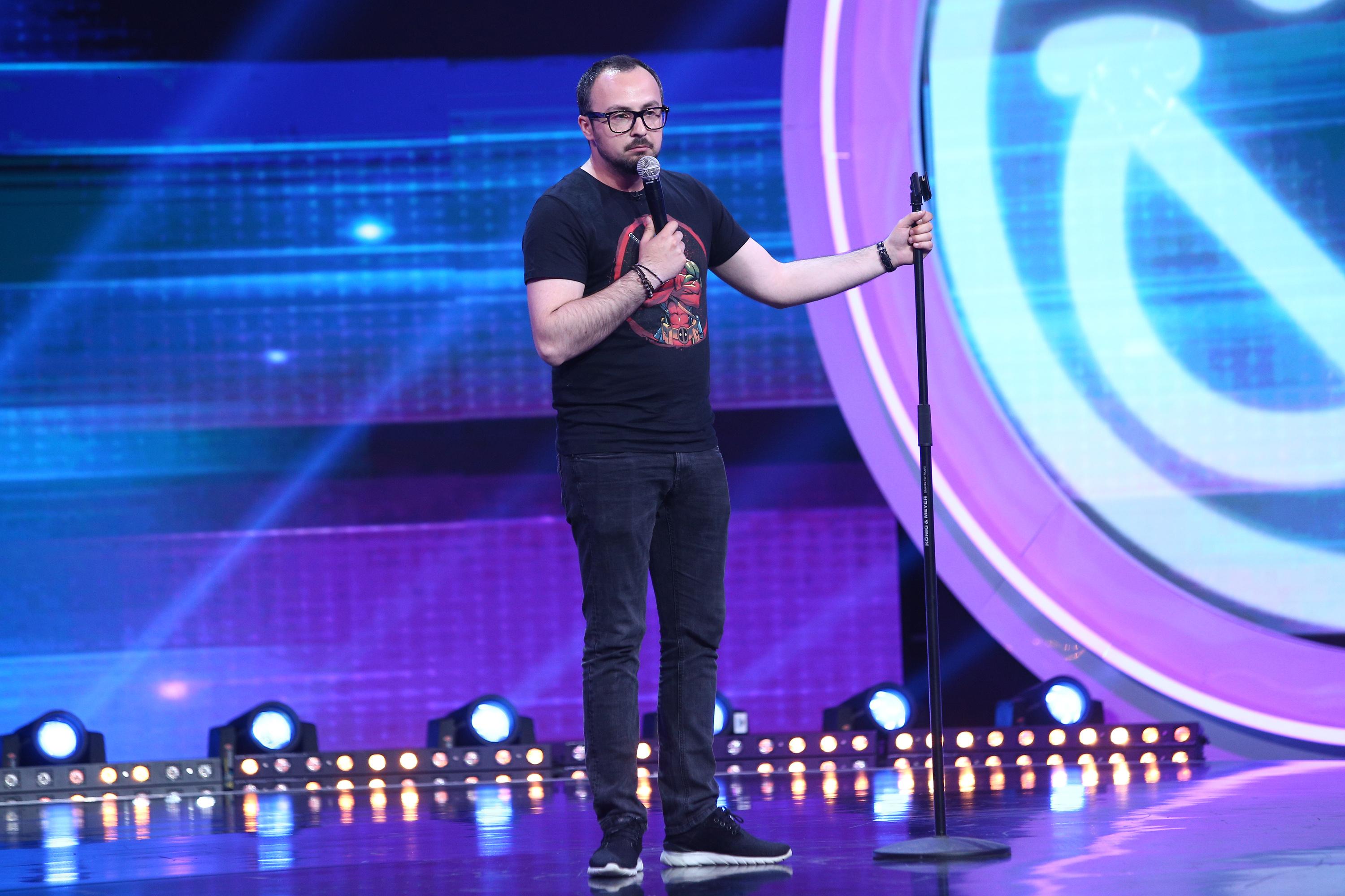 George Țintă se vrea maestru de stand-up comedy. Cheloo s-a luat de el: "Ai promis că nu mai explici glumele!"