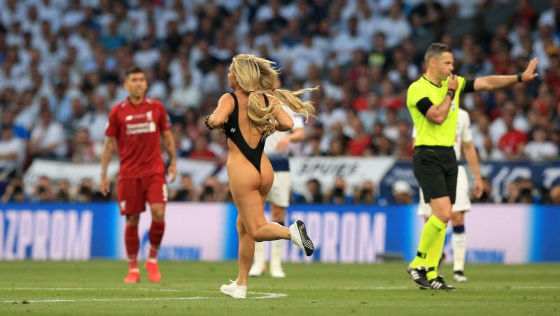 O blondă sexy a pătruns pe teren în timpul meciului dintre Liverpool și Tottenham. Imagini de infarct