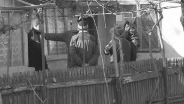 Un bărbat și soția lui, găsiți morți &icirc;n grădina casei! Ipotezele luate &icirc;n calcul de anchetatori: &rdquo;A făcut unul infarct, iar celălalt s-a speriat!&rdquo;