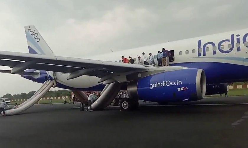 A deschis ușa de urgență, &icirc;ncerc&acirc;nd să ajungă la toaletă: ce s-a &icirc;nt&acirc;mplat cu avionul