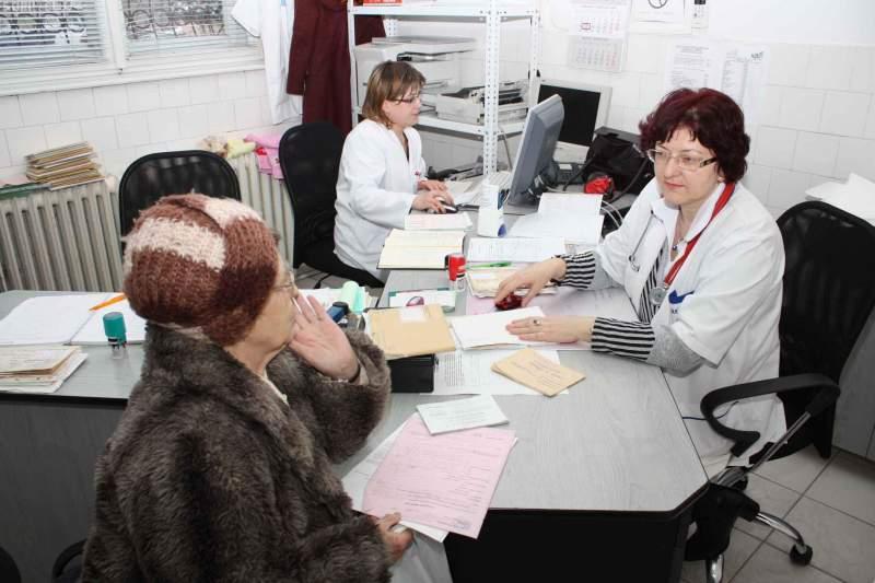 Medicina de familie este &icirc;n &bdquo;colaps total&rdquo;! Pacienții, puși pe drumuri degeaba, medicii fac ture de noapte ca să valideze bilete de trimitere și rețete