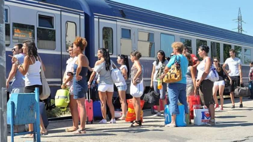 Trenurile Soarelui intră &icirc;n circulație, către litoral și Delta Dunării! C&acirc;t costă biletele și de ce reduceri pot beneficia călătorii