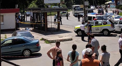 Un şofer a intrat cu maşina în mulţimea dintr-o staţie de autobuze din Chişinău! Un bărbat a murit pe loc, iar alte două persoane au murit