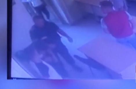 Video. Un elev este bătut de un jandarm la un liceu din Giurgiu. Ce i-a spus adolescentul înainte de scandal!