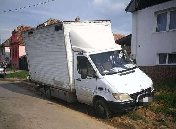 O fată din Sibiu a luat duba părinţilor din curte ca să-şi cumpere &icirc;nghetaţă de la chioșc. Pe drum, a lovit &icirc;n plin un copil