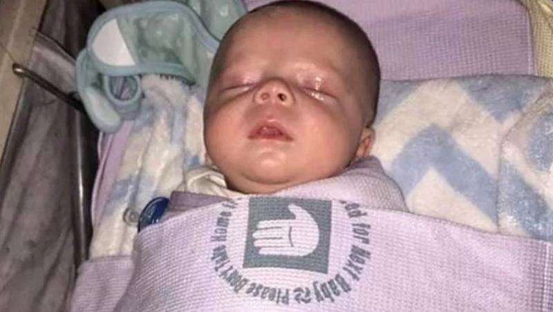 „Vă rog, vă implor, nu pupați bebelușii!”. Un nou-născut a ajuns la un pas de moarte, după ce a fost pupat la botez