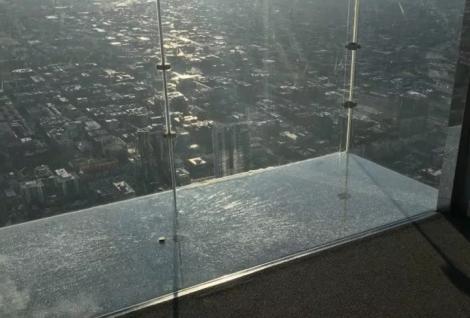Le-a crăpat podeaua de sticlă sub picioare, la etajul 103 al unui zgârie-nori! „S-au albit de frică” – Video