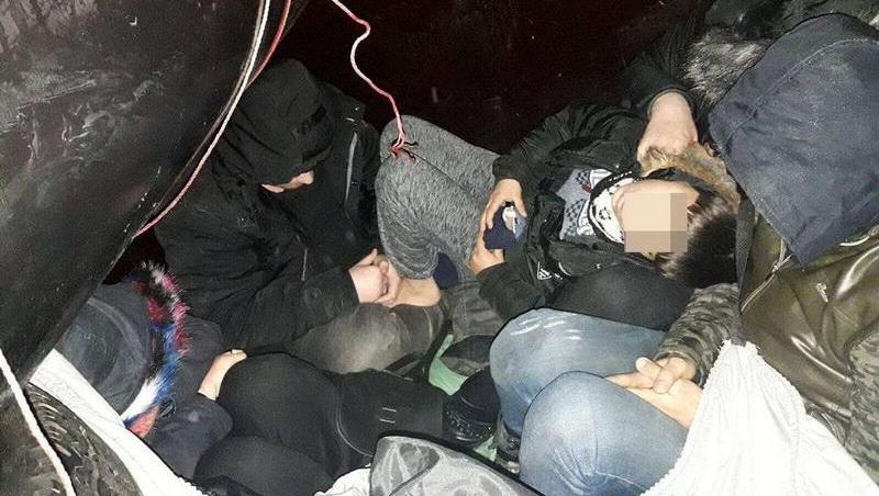 11 turci care încercau să iasă din ţară ascunşi în remorca unui camion, prinşi de poliţiştii de frontieră. Video