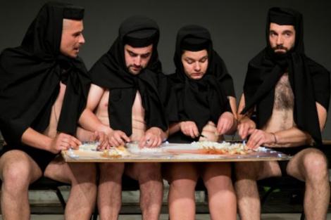 Scandal monstru între Biserica Ortodoxă şi comunitatea gay, după ce au apărut imagini cu tineri dezbrăcaţi mâncând ceapă pe o icoană
