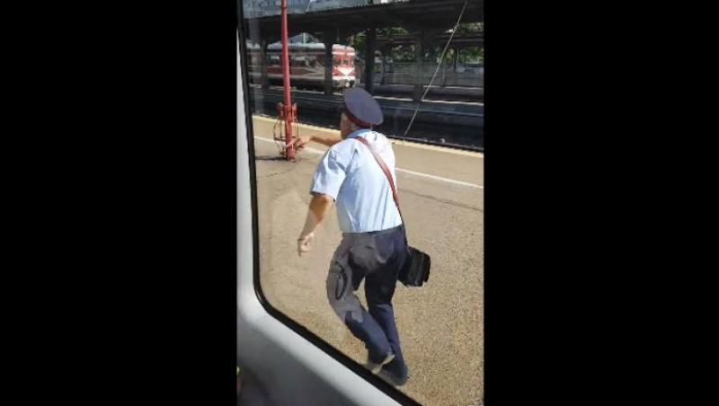 ”Nașul” trenului București-Târgoviște, uitat pe peronul din Gara de Nord! Bărbatul, surprins în timp ce alerga și fluiera ca să oprească garnitura