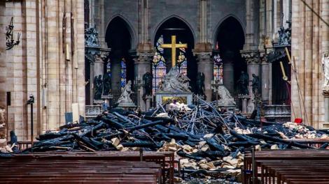 Prima slujbă la Notre Dame, după incendiul care a devastat catedrala. Clădirea nu a fost reparată