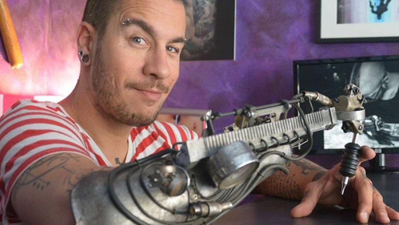 Povestea tatuatorului care și-a transformat proteza pentru mâna într-o mașină te tatuat - VIDEO