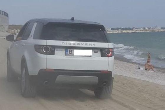 Au reapărut &bdquo;cocalarii&rdquo; de pe litoralul rom&acirc;nesc. Un Range Rover a făcut slalom printre copii. Ce amendă riscă șoferul