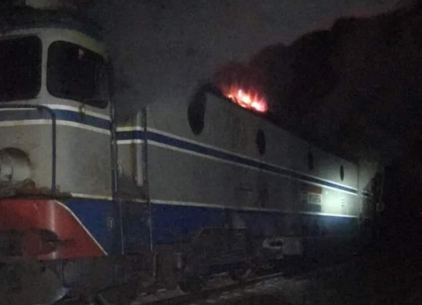 Locomotiva trenului București &ndash; Timișoara a luat foc! 200 de călători se aflau &icirc;n vagoane - Foto