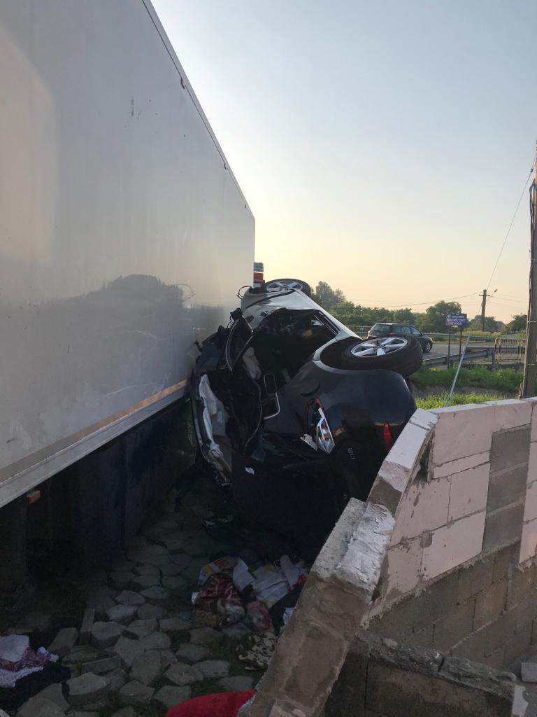 Bacău: Un mort şi doi răniţi, după ce o maşina a intrat &icirc;ntr-un TIR, pe DN 2. Accidentul s-ar fi produs pe fondul oboselii la volan