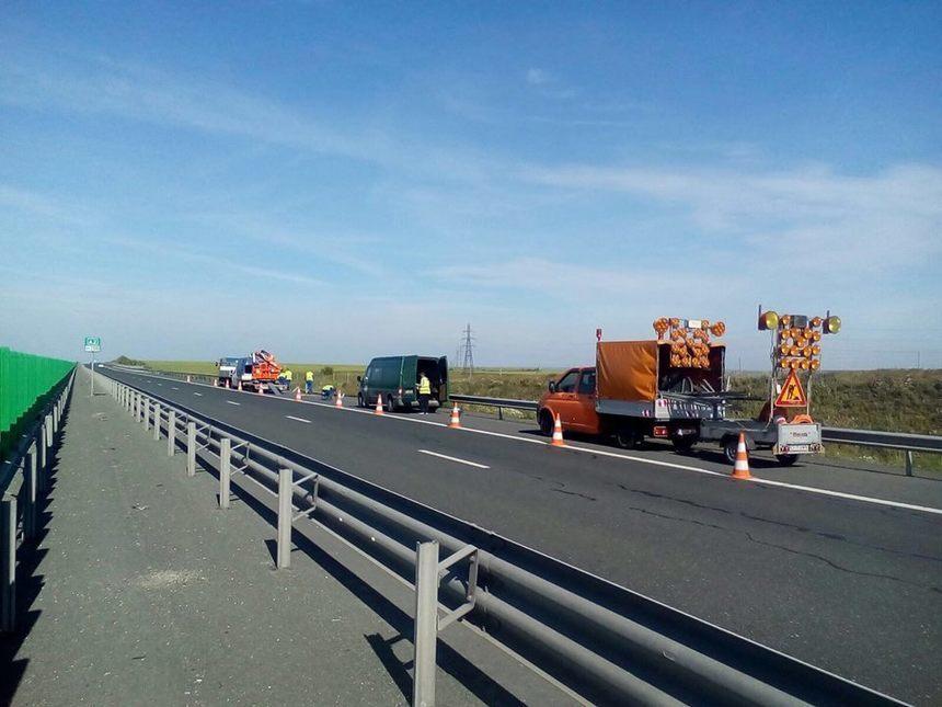 Intervenţie a drumarilor pe Autostrada Soarelui, unde un rost de dilataţie a ridicat două dale, din cauza căldurii