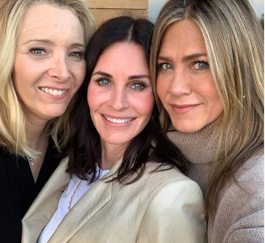 Actriţa Courteney Cox şi-a sărbătorit cei 55 de ani alături de colegele din serialul "Friends" Lisa Kudrow şi Jennifer Aniston