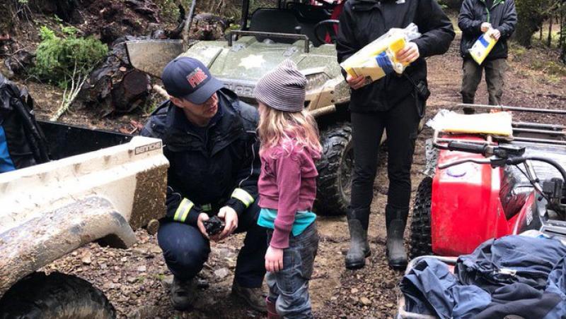 „S-au salvat una pe alta”! Două copile au supraviețuit, 40 de ore, rătăcite în pădure. Au băut apă de ploaie, scursă de pe frunzele copacilor