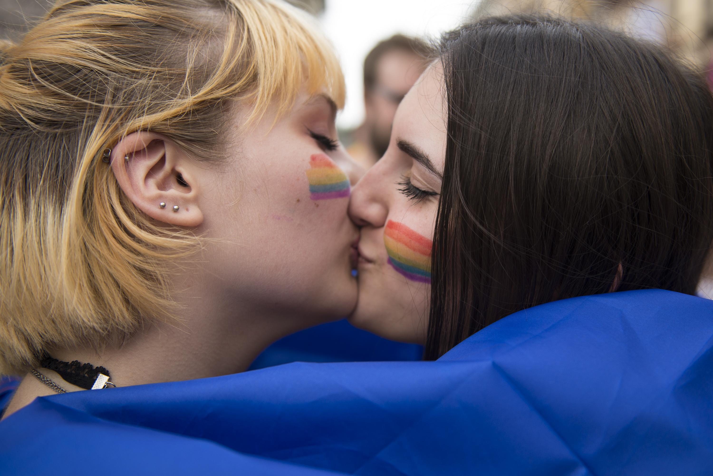 Statul rom&acirc;n, dat &icirc;n judecată la CEDO de șapte cupluri gay! &bdquo;Imaginează-ți că nu poți să-ți ții partenerul de m&acirc;nă la terapie intensivă&rdquo;