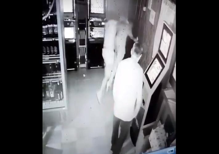 Un t&acirc;năr, bătut cu bestialitate de un adolescent de 16 ani! A ajuns la spital! Atenție, imagini ce vă pot afecta emoțional! &ndash; Video