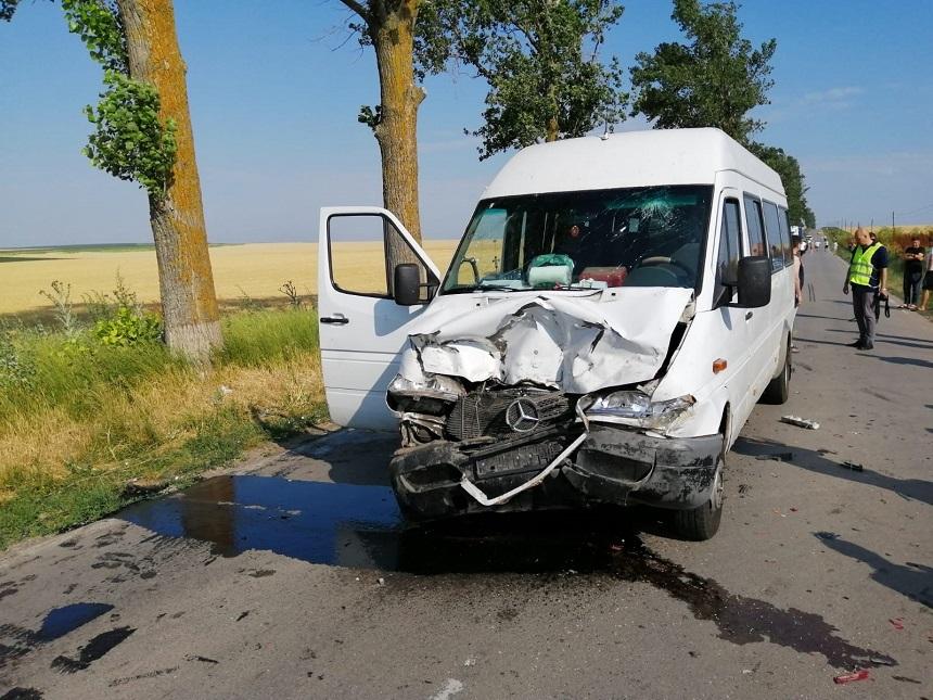 Tulcea: Patru persoane au fost rănite &icirc;ntr-un accident &icirc;n care a fost implicat un microbuz