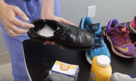 Bicarbonatul de sodiu, soluția ideală pentru pantofii care miros urât. Cum să-l folosești eficient