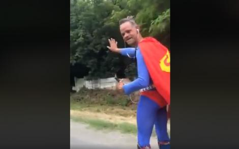 Un bărbat pe role, îmbrăcat ca un supererou, a fost oprit de polițiști: ”Băi, Superman, ia trage-te colo, pe dreapta!” Imaginile sunt virale