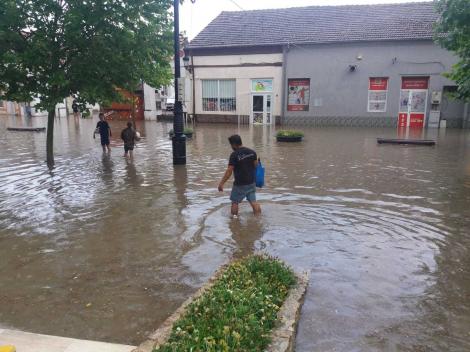 O ploaie torentiala a produs pagube in Cernavoda: spatii comerciale şi autoturisme  inundate