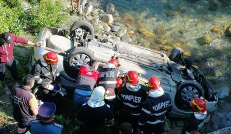 Video cu mașina care a căzut în gol cinci metri, de pe un pod, în Gorj. Sunt trei morți și un rănit grav
