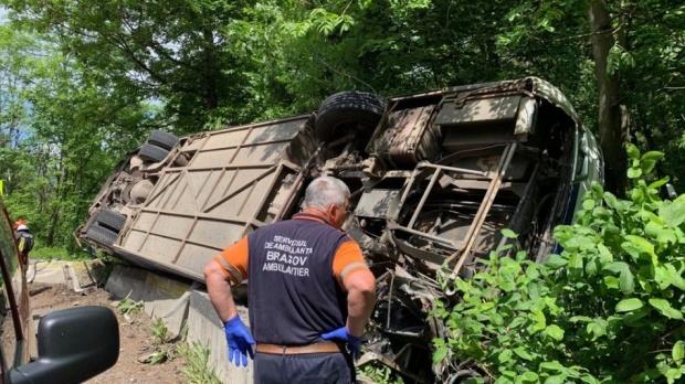 Update. Autocar cu 33 de copii răsturnat &icirc;ntre R&acirc;şnov şi Predeal. S-a intervenit cu plan roșu