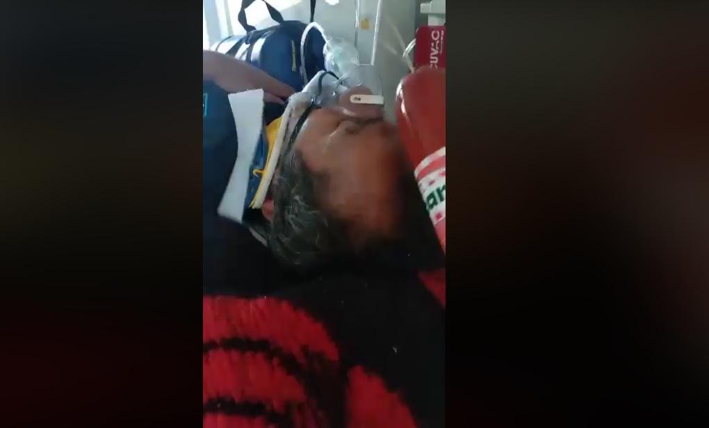 Video! Paramedic filmat &icirc;n timp ce lovește cu un baton de parizer, &icirc;n cap, un pacient intubat, aflat &icirc;n Ambulanță