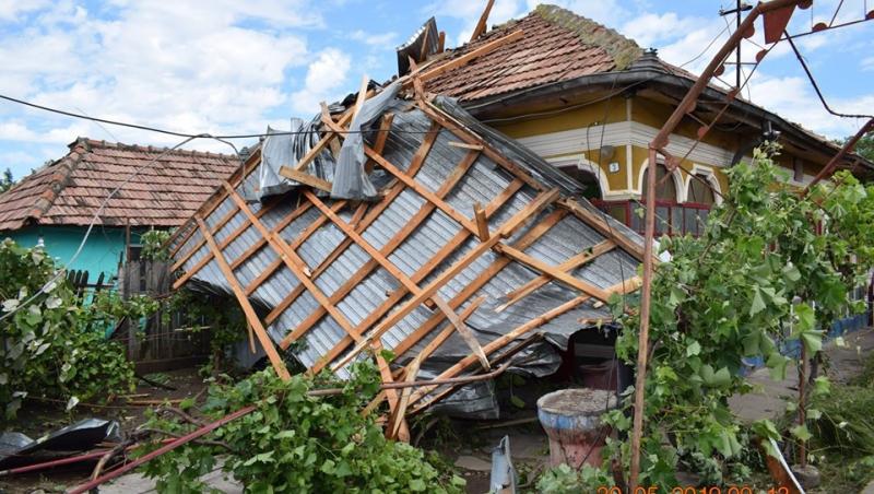 Noi imagini cu dezastrul din România lăsat în urmă de viituri. Casele sunt pline de apă, mașinile și animele au fost luate de puhoaie